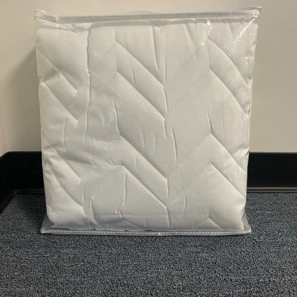 Home Design Twin Mattress Cover. NIP